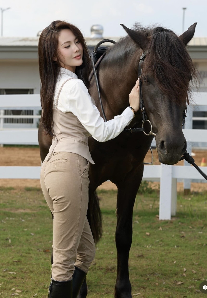 Hot Pickleball Star Stuns in Stunning Equestrian Photoshoot 6 img6229 094806 1775114947944 17751149482141333081563