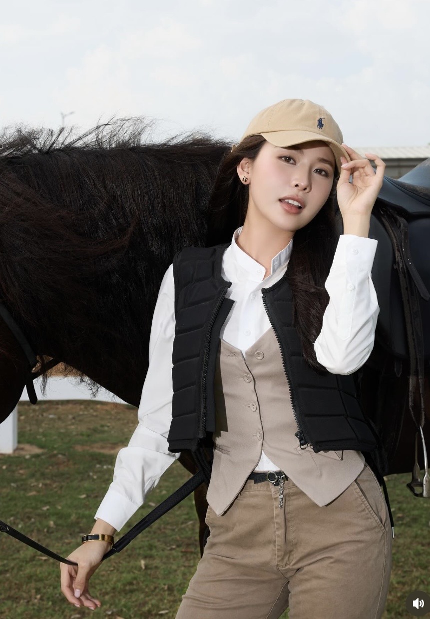 Hot Pickleball Star Stuns in Stunning Equestrian Photoshoot 3 img6232 094657 1775114942950 177511494314451764954