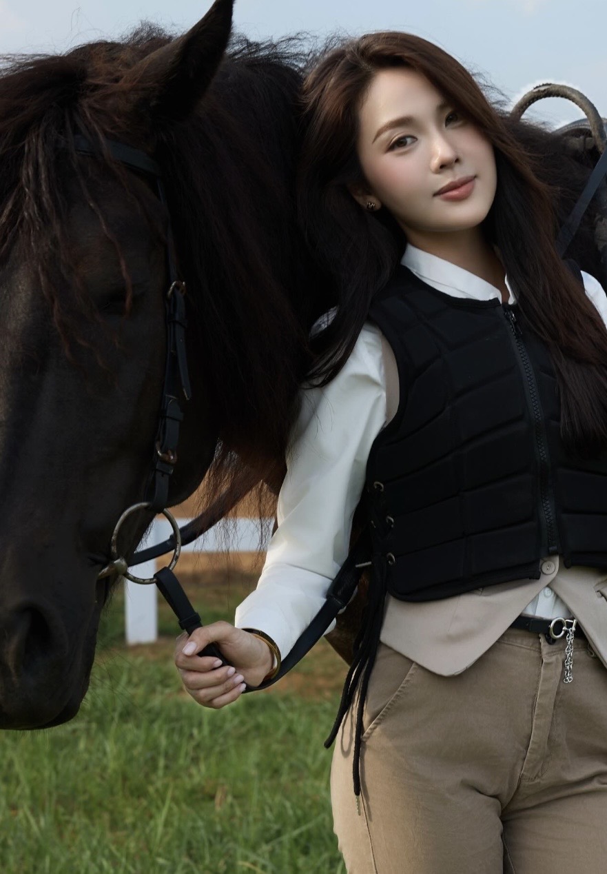 Hot Pickleball Star Stuns in Stunning Equestrian Photoshoot 8 img6233 094803 1775114951019 17751149514091682619386