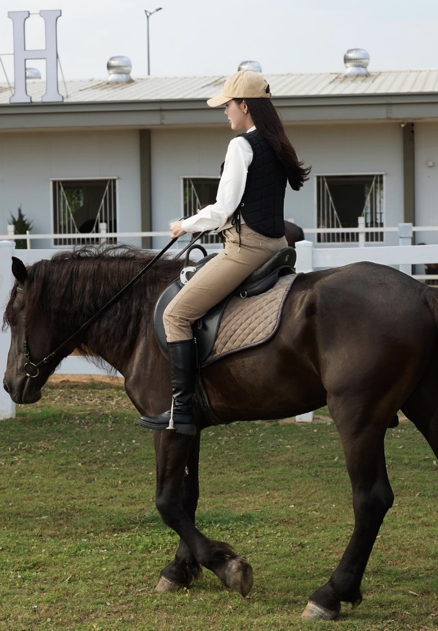 Hot Pickleball Star Stuns in Stunning Equestrian Photoshoot 4 img6234 094654 1775114943921 1775114944157836999988