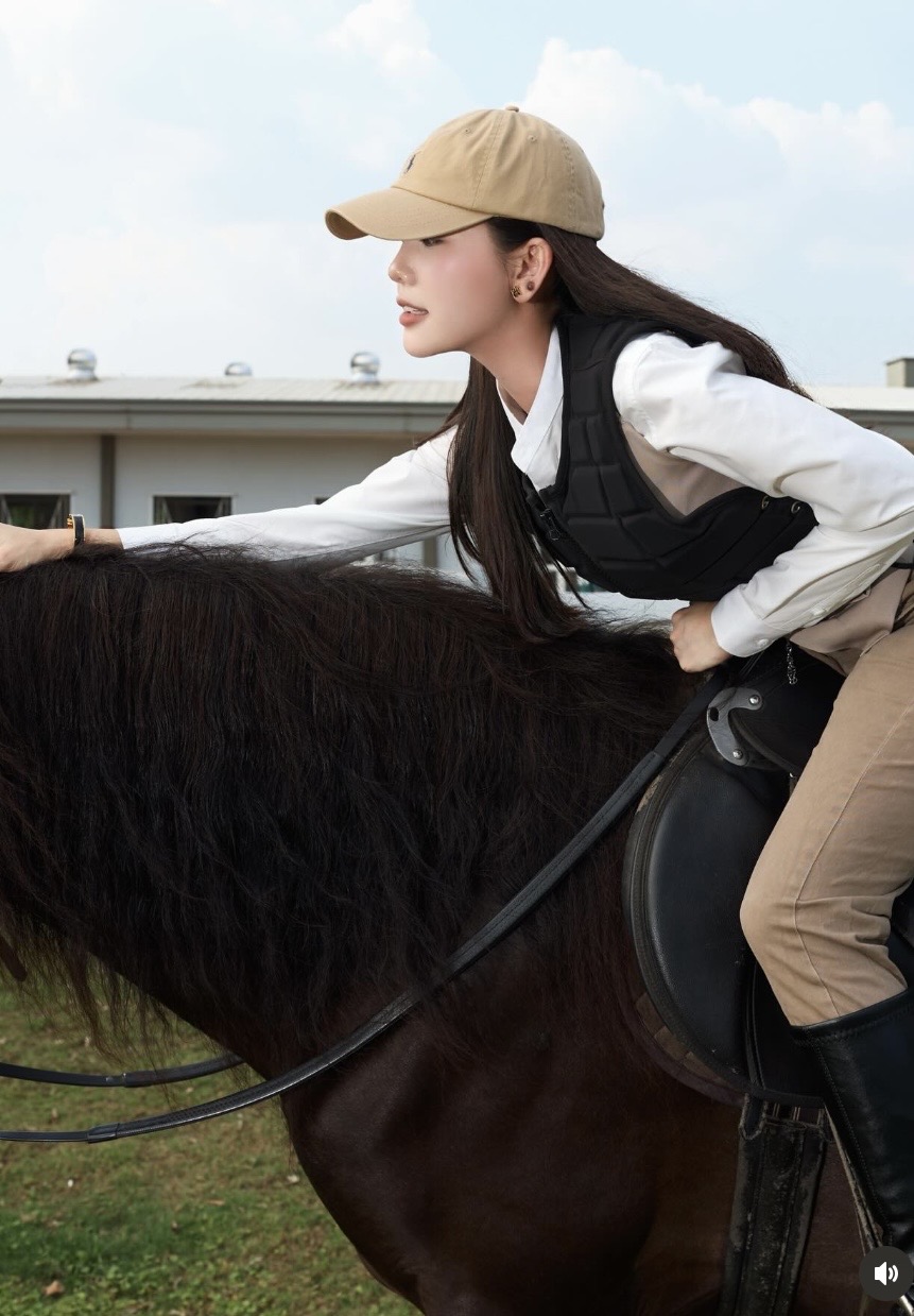 Hot Pickleball Star Stuns in Stunning Equestrian Photoshoot 5 img6235 094654 1775114945264 17751149455382142072815