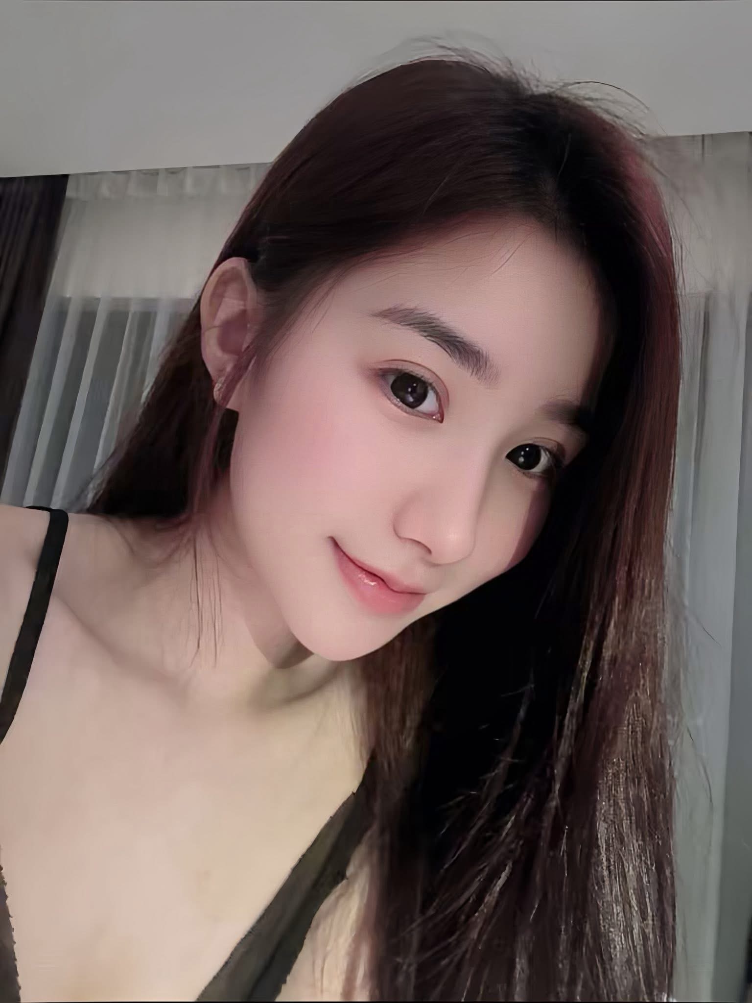 Tiểu Hý close-up face