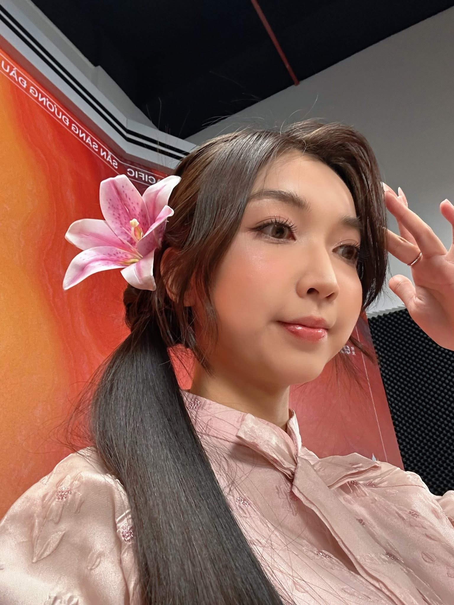 Hoài An confident on stage