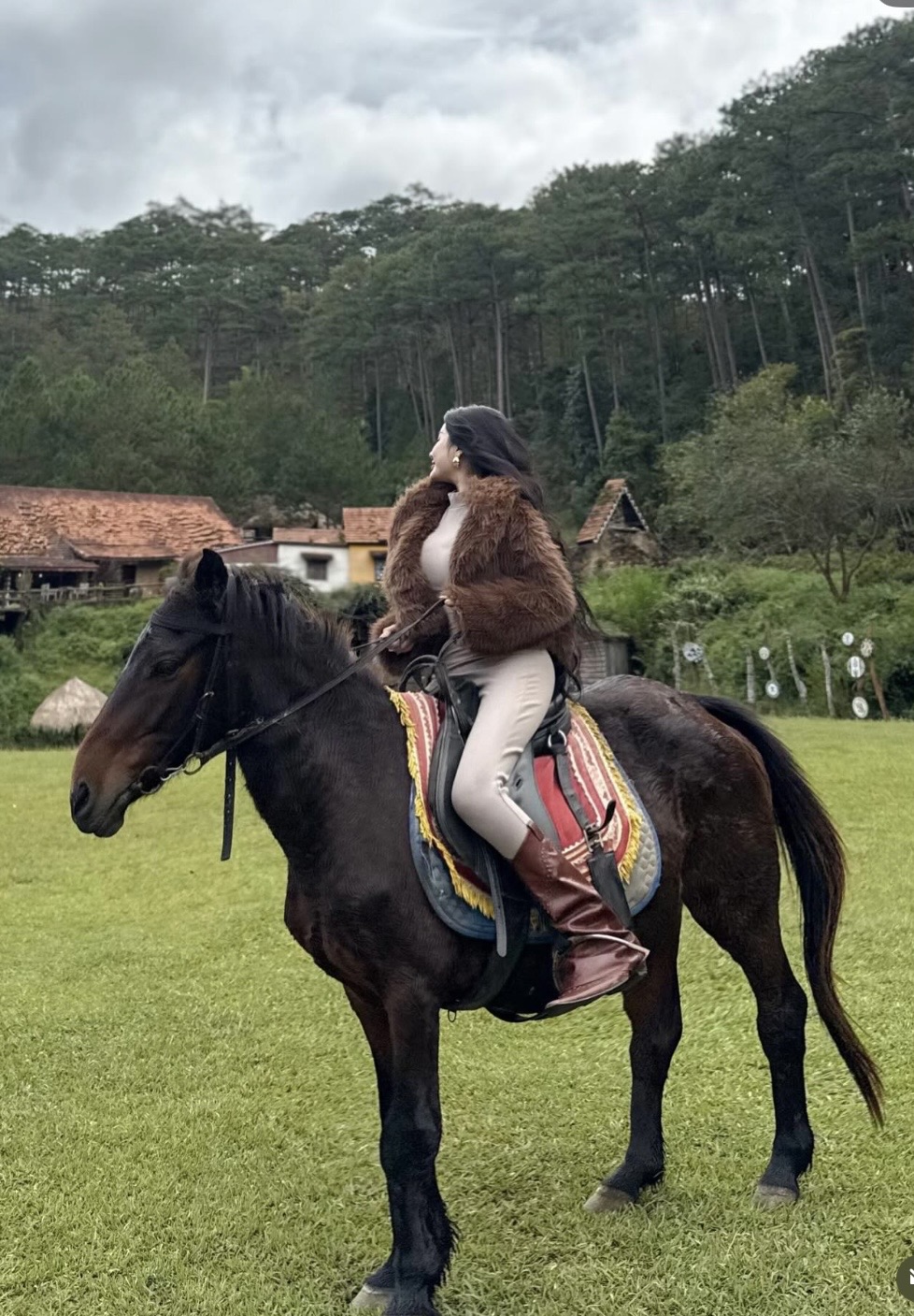 Horse Rider Star Stuns Fans with Stunning Bikini Transformation 1 Vo Ngoc Tran horseback riding