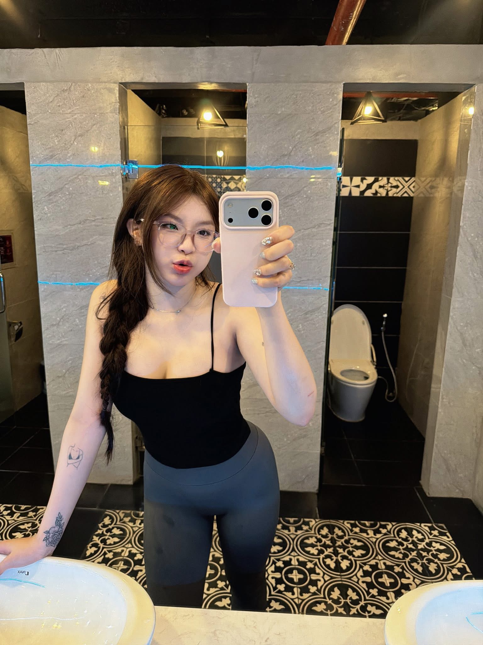 Linh Thỏ confident pose