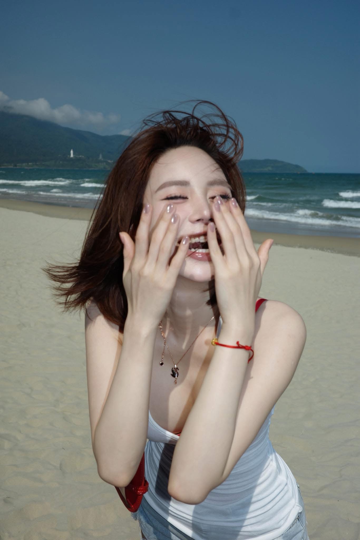 Vietnam’s Lisa Wows Fans with Stunning Beach Photos 6 Chu Mạc Thúy Quỳnh confident pose
