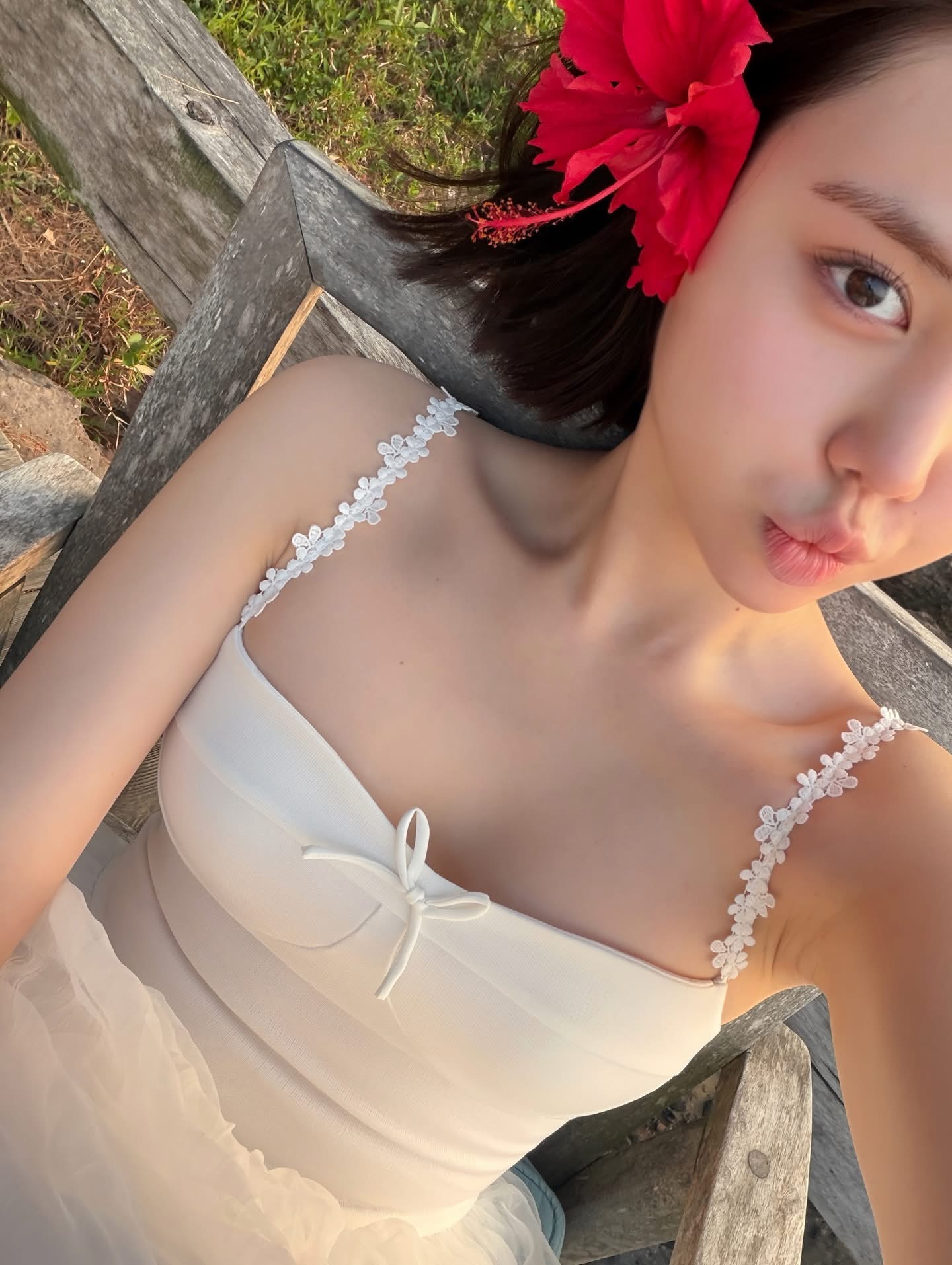 Vietnam’s Lisa Wows Fans with Stunning Beach Photos 4 Chu Mạc Thúy Quỳnh in a soft summer dress