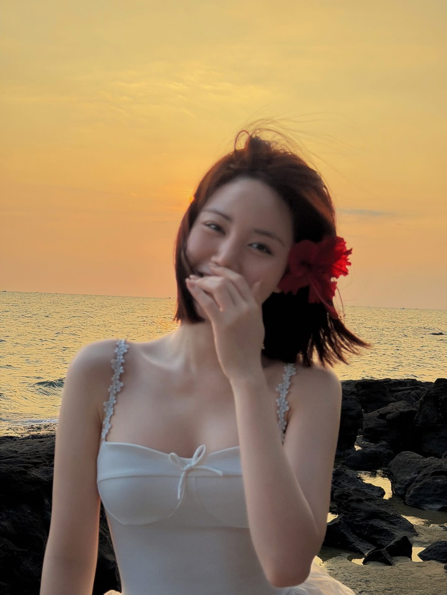Vietnam’s Lisa Wows Fans with Stunning Beach Photos 5 Thúy Quỳnh smiling brightly in summer outfit