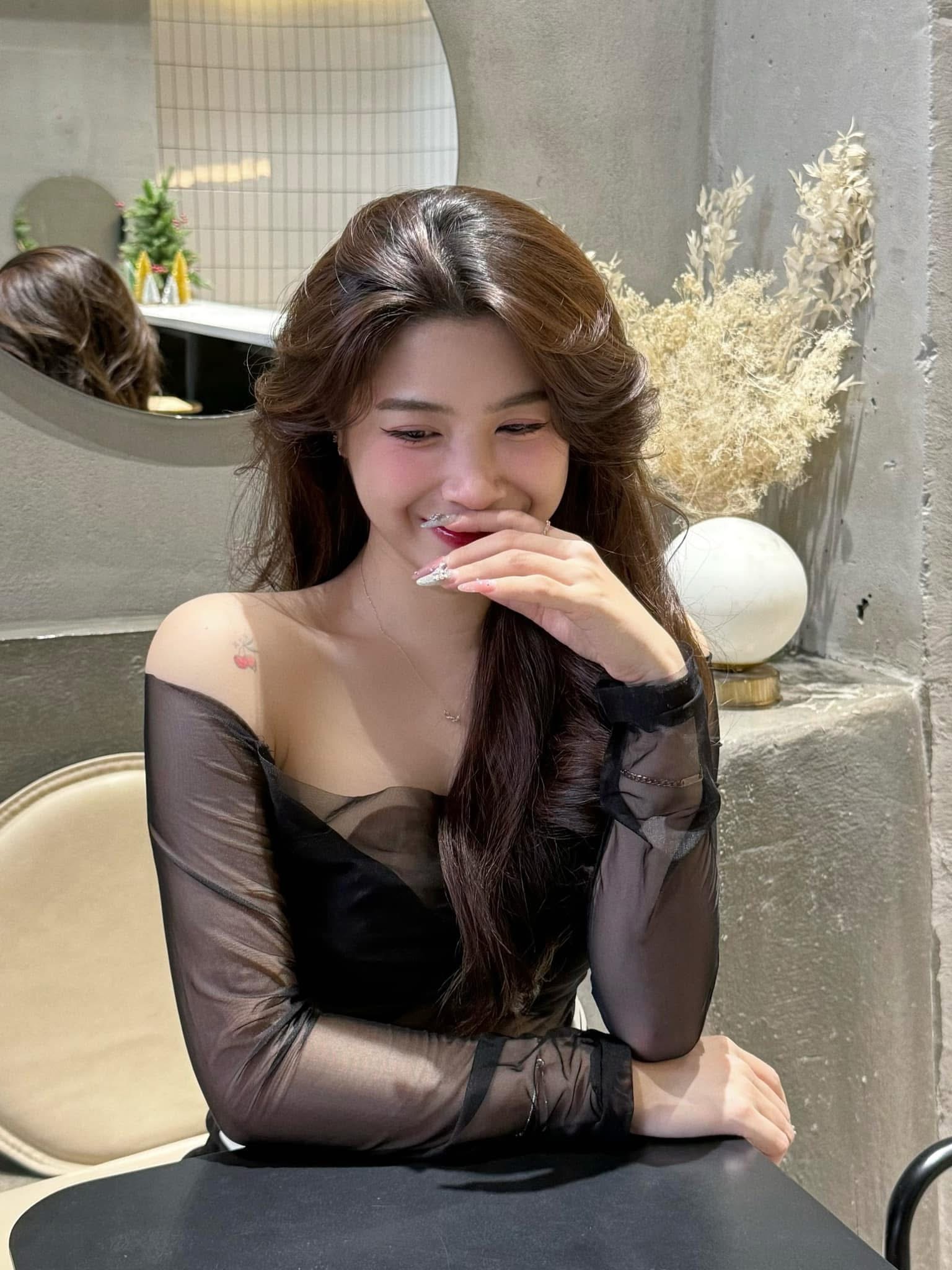 Gym Owner Quỳnh Ami’s Adorable Moment Melts Streamer Hà Tiều Phu’s Heart 2 Quỳnh Ami posing confidently