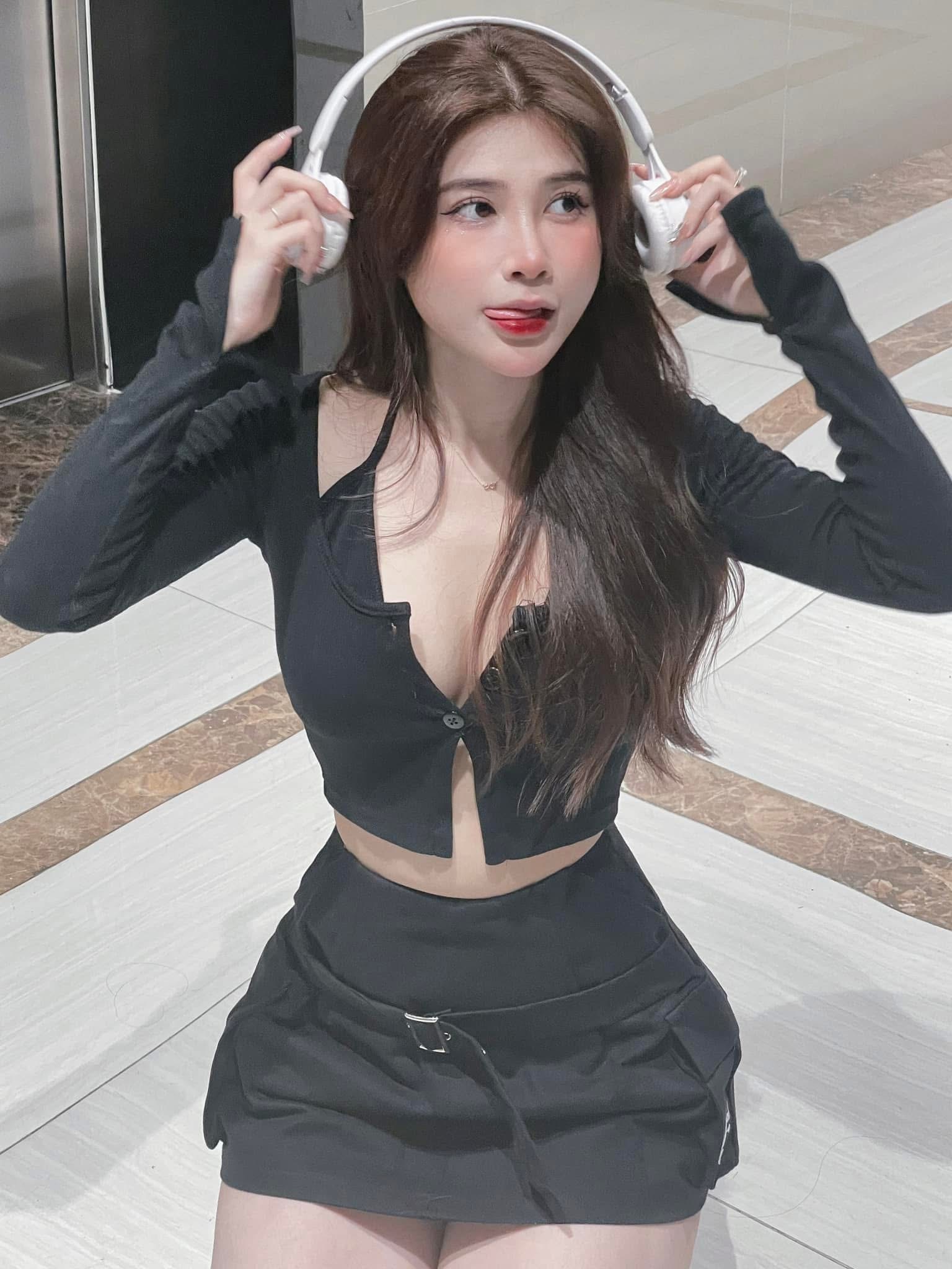 Gym Owner Quỳnh Ami’s Adorable Moment Melts Streamer Hà Tiều Phu’s Heart 1 Quỳnh Ami smiling at the gym