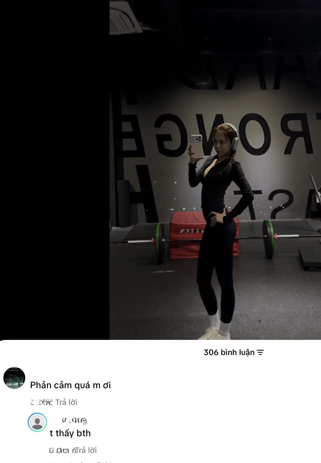 Comments accusing Hà Môi of posing