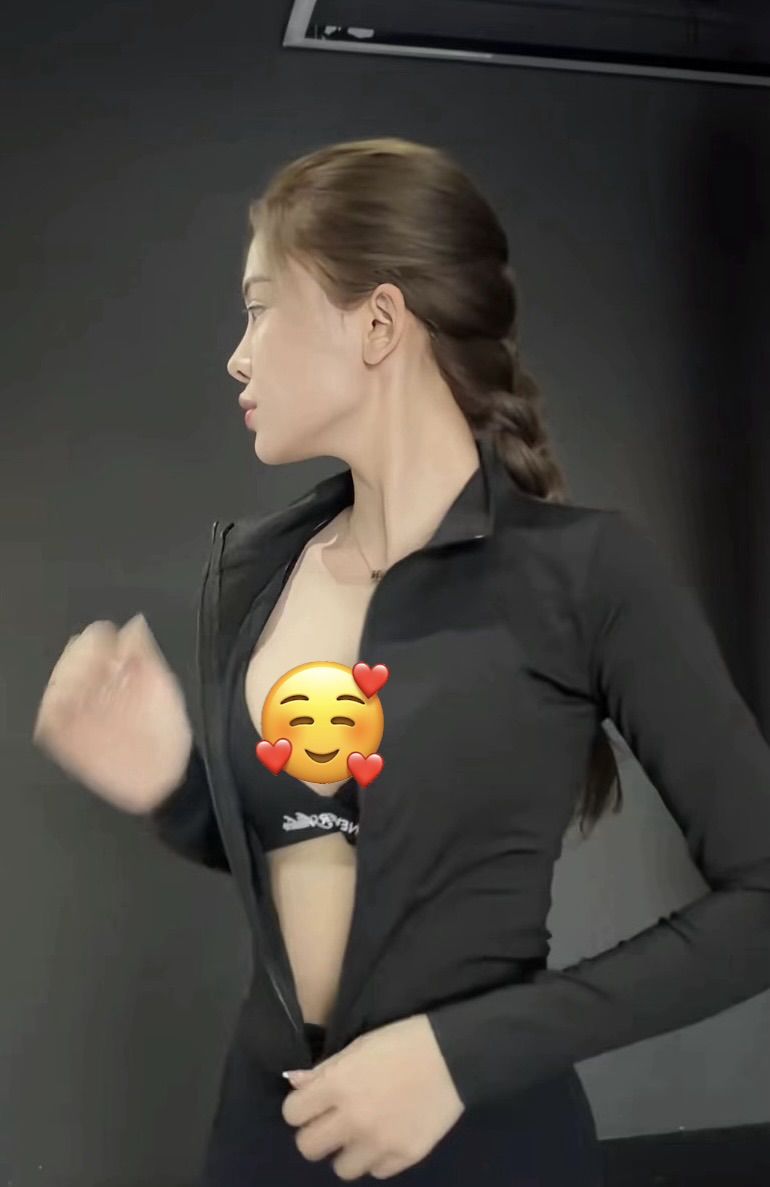 Hà Môi working out in tight gym wear
