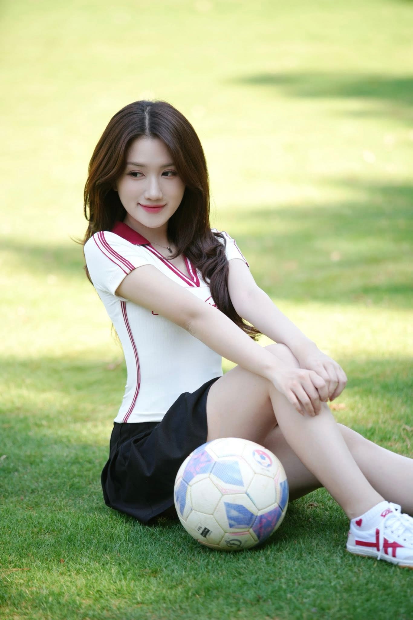 MC Linh Nắng Sparks Rumors with Stunning New Look 4 Linh Nắng smiling confidently during a broadcast