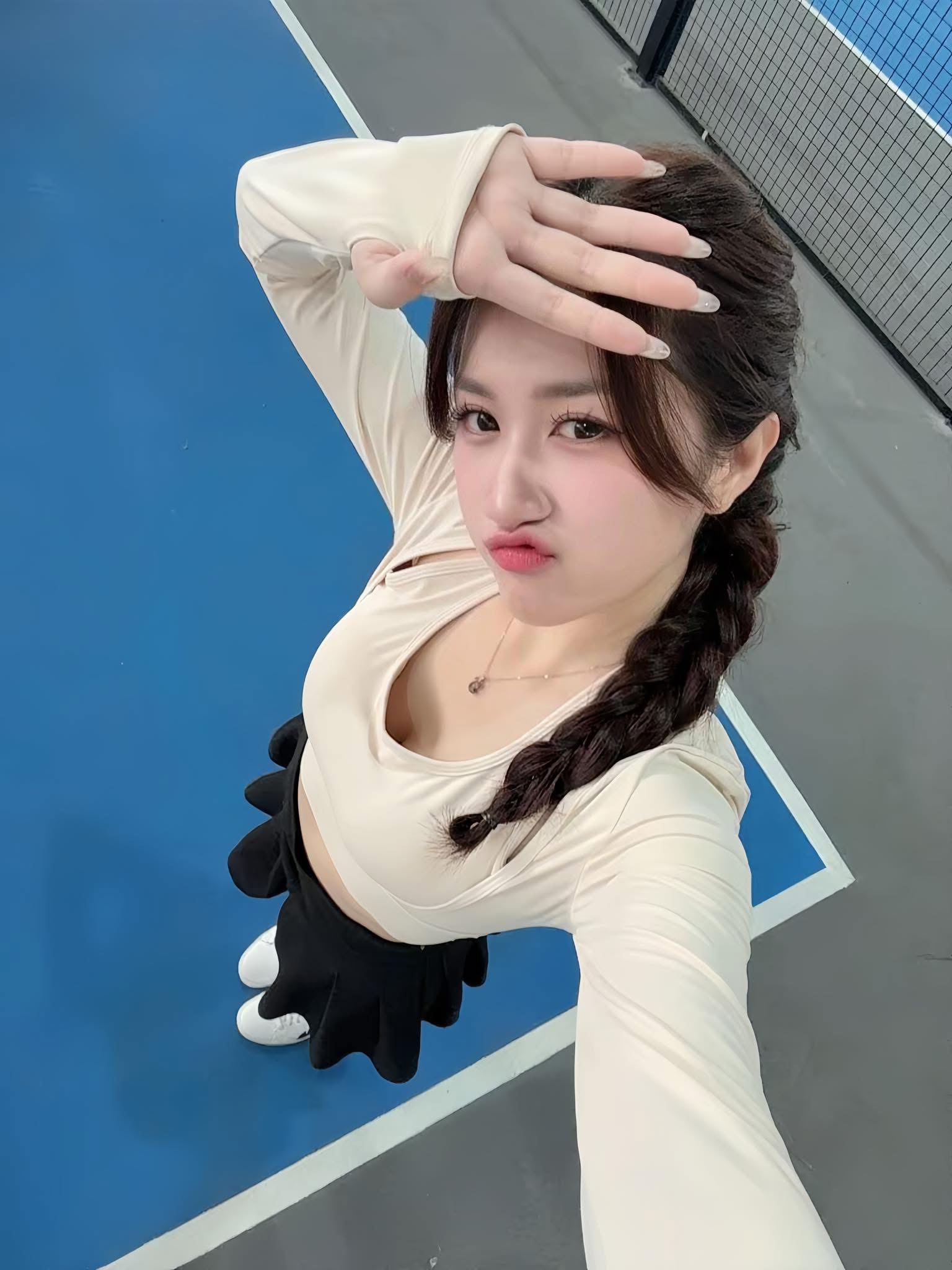 MC Linh Nắng Sparks Rumors with Stunning New Look 6 Linh Nắng posing elegantly in a studio