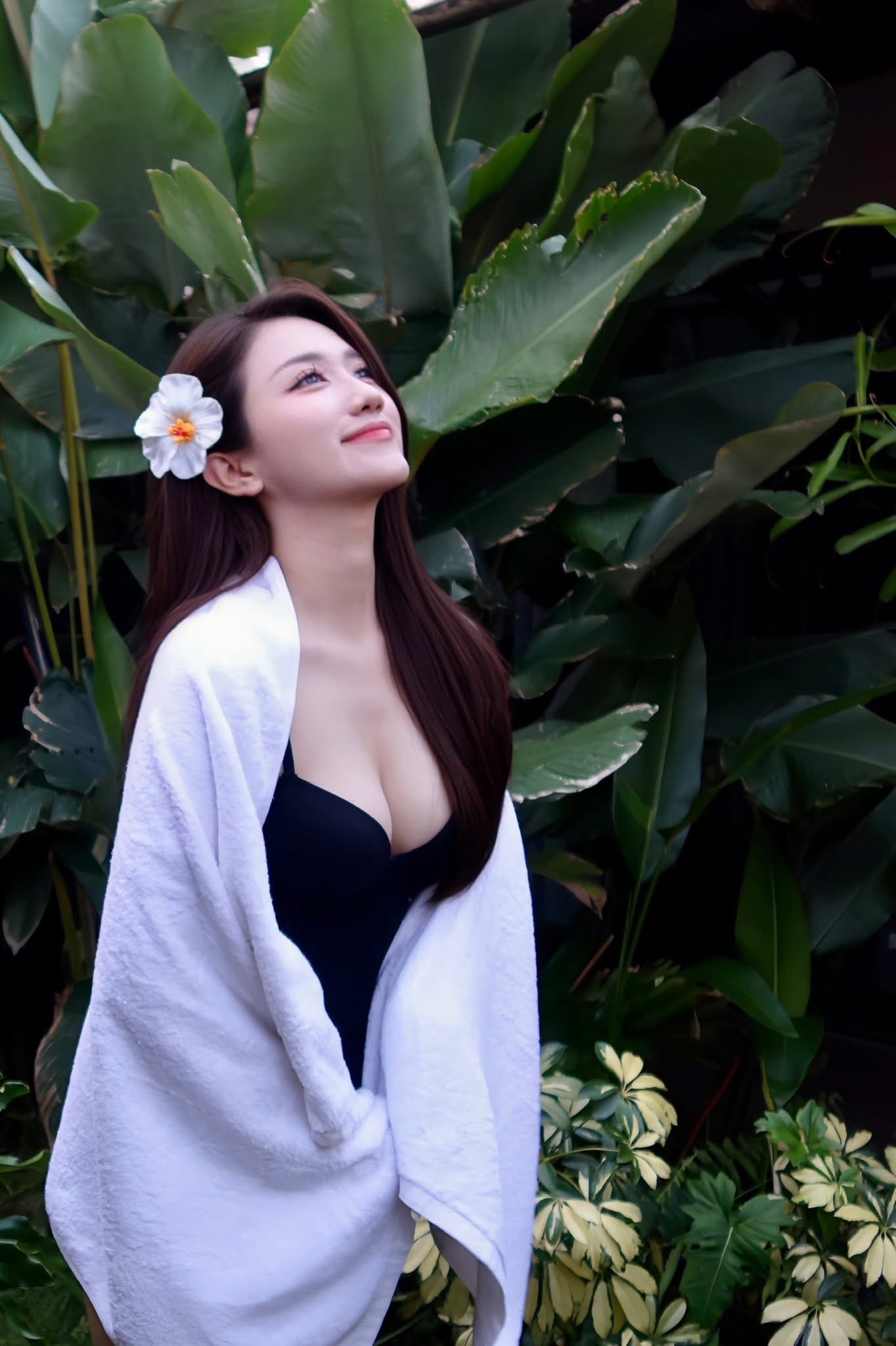 MC Linh Nắng Sparks Rumors with Stunning New Look 5 Linh Nắng engaging with the audience during a live show