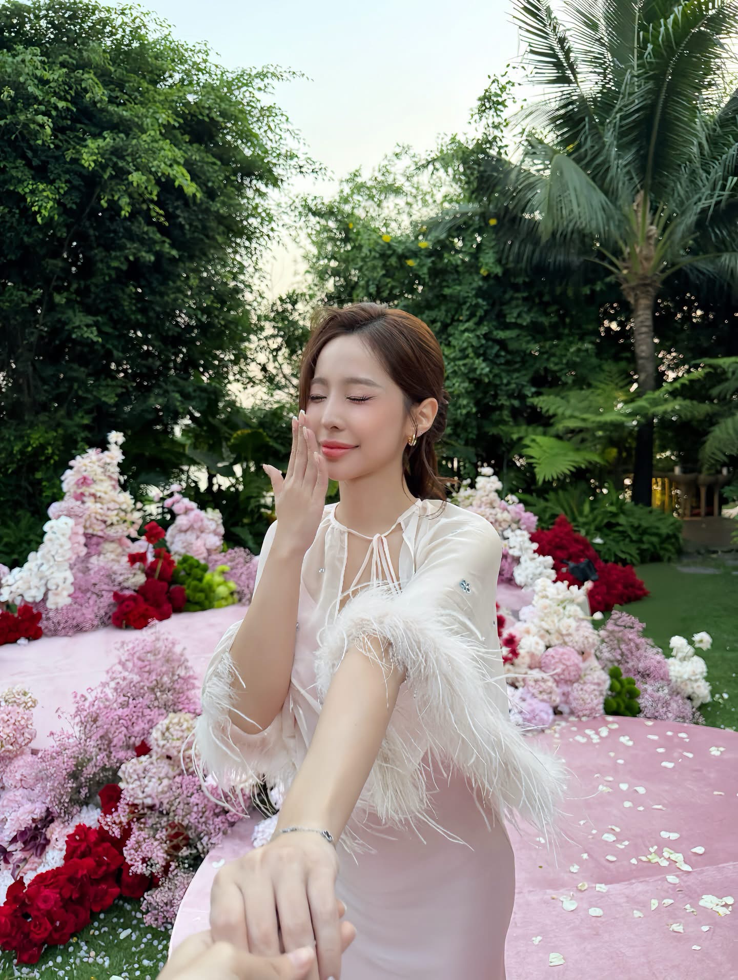 Tammy Phạm showing off her smooth bare back