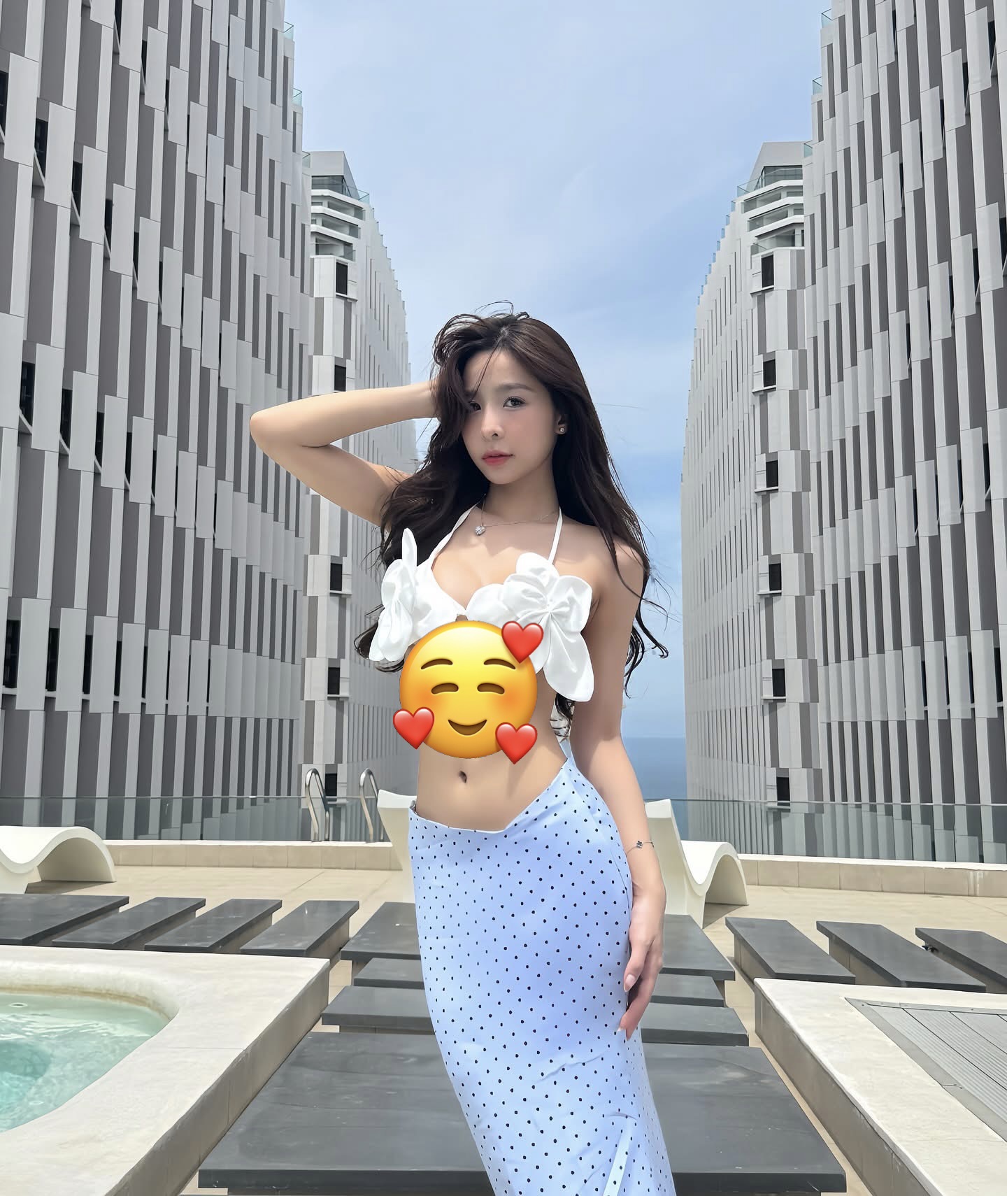 Tammy Phạm in a stylish outfit