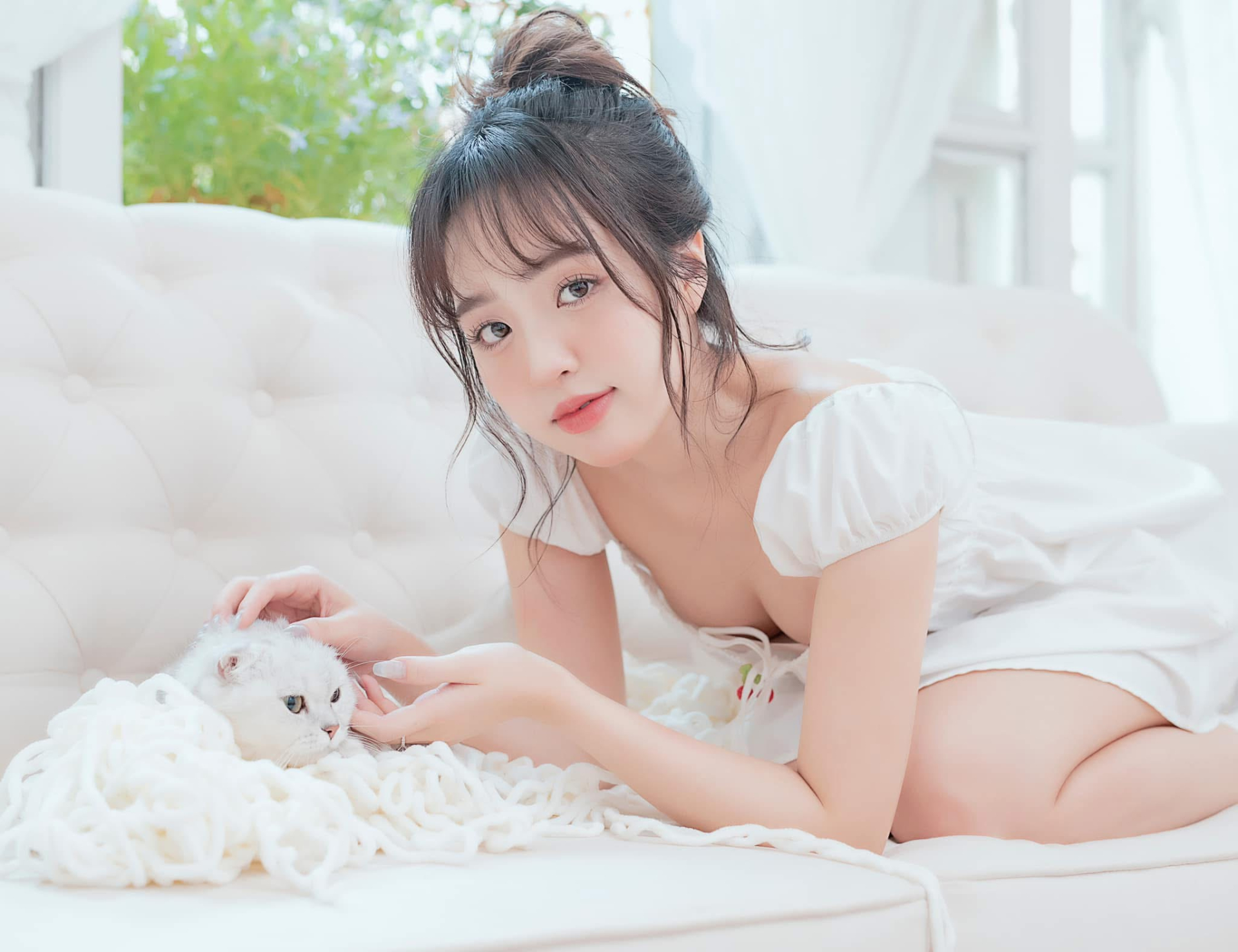 Lê Phương Anh smiling brightly