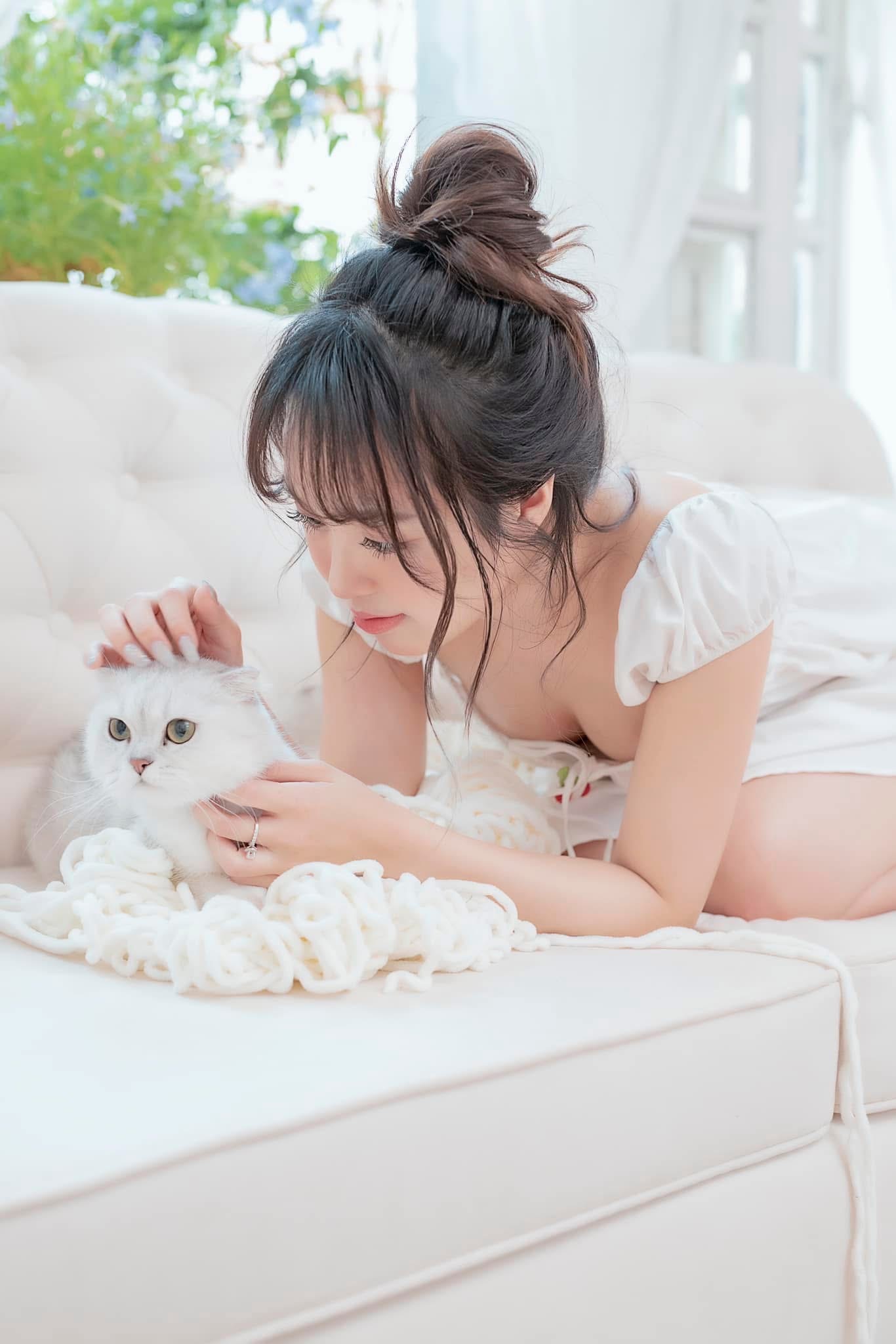 Lê Phương Anh posing in trendy outfit