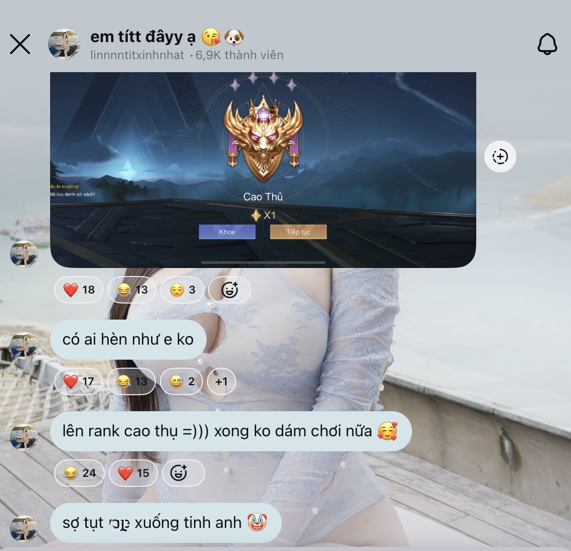 Linh Tít gaming and engaging with fans