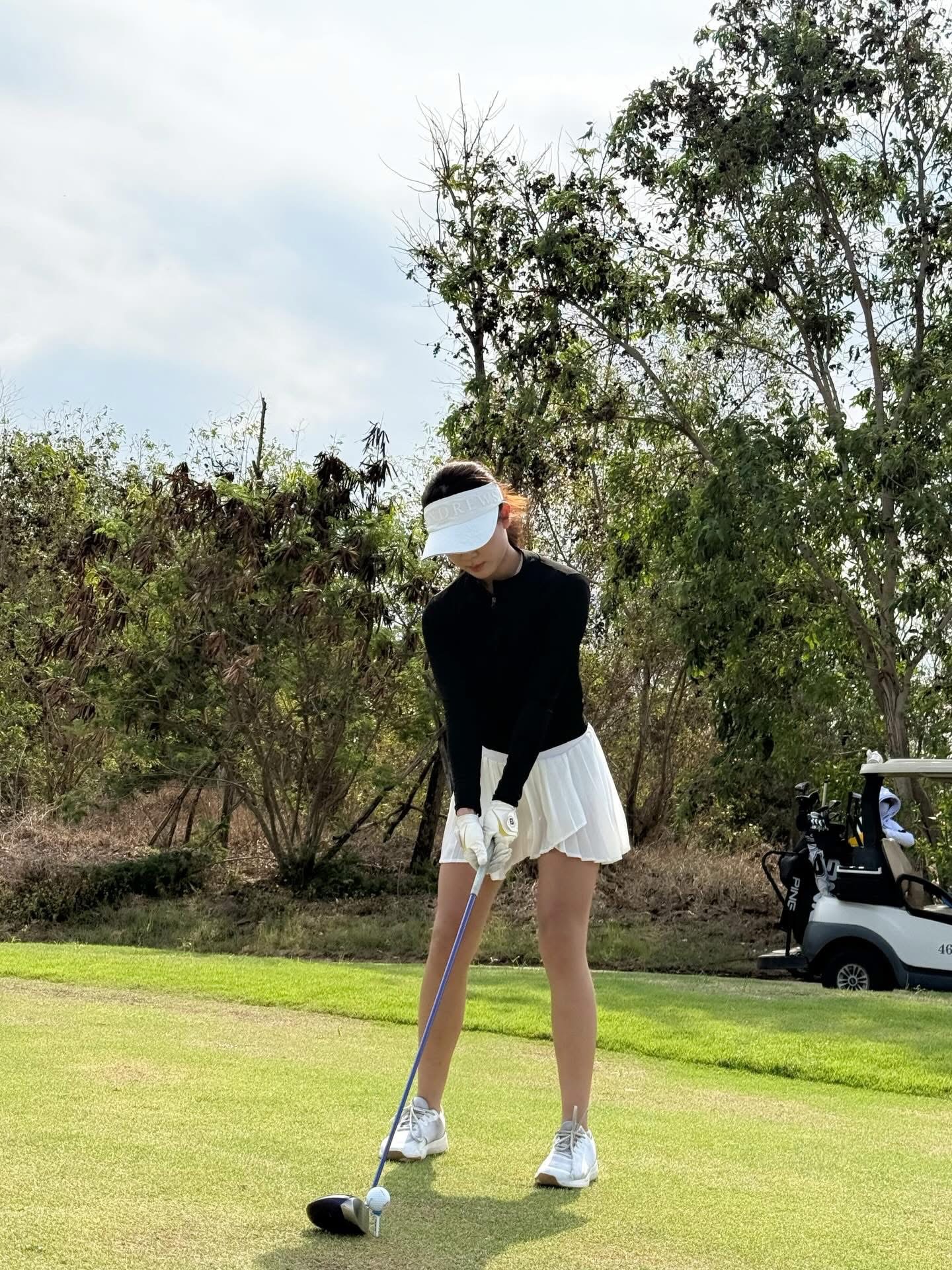 Nàng Kim ready to swing on the green