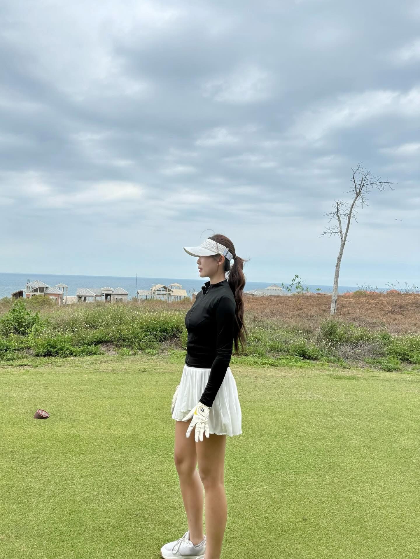 Nàng Kim enjoying her golf experience