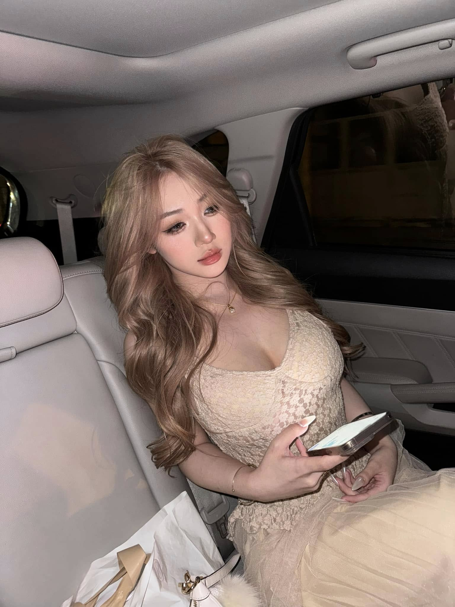 Trần Hà Linh’s New Look Has Fans Doing a Double Take 1 Trần Hà Linh posing in a stylish outfit