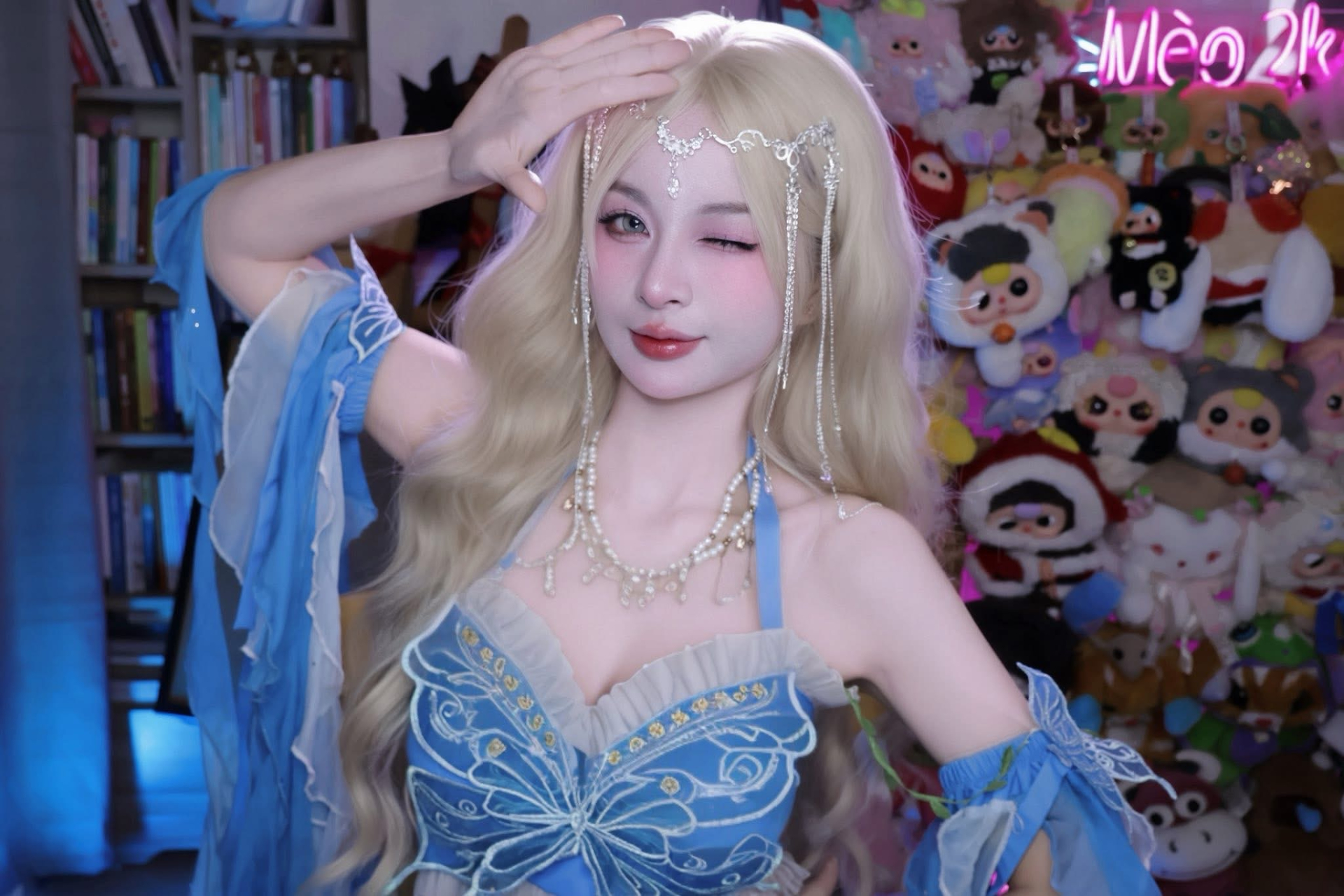 Streamer Mèo 2k4 Shuts Down Plastic Surgery Rumors with Game Meme 1 Mèo 2k4 in mythical-inspired look with platinum blonde hair and jeweled crown