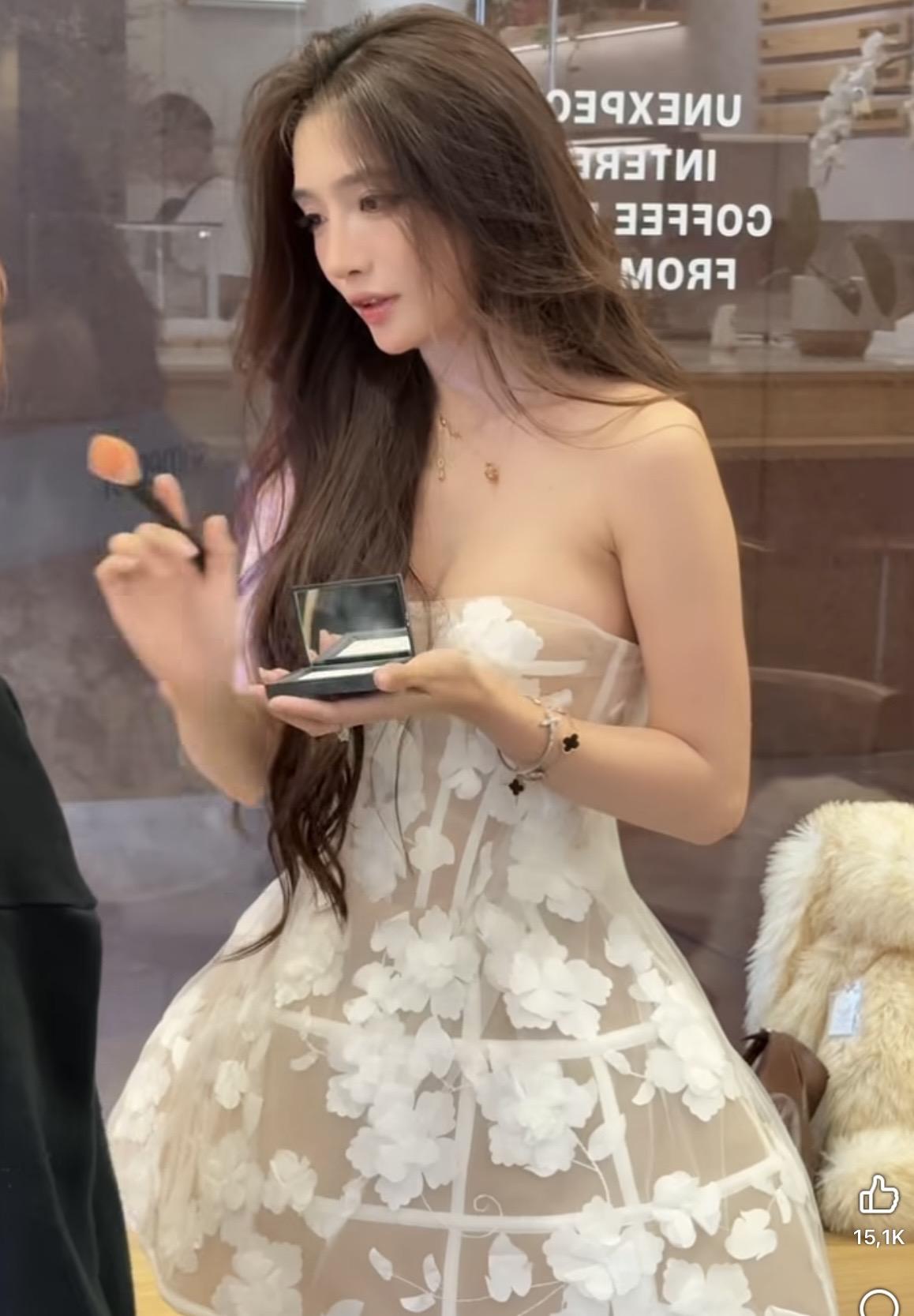Khanh Linh stylish pose