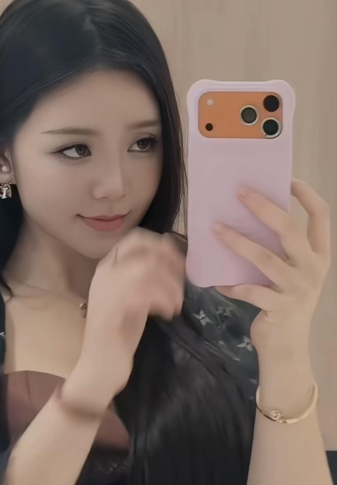 Quỳnh Kool's confident gaze