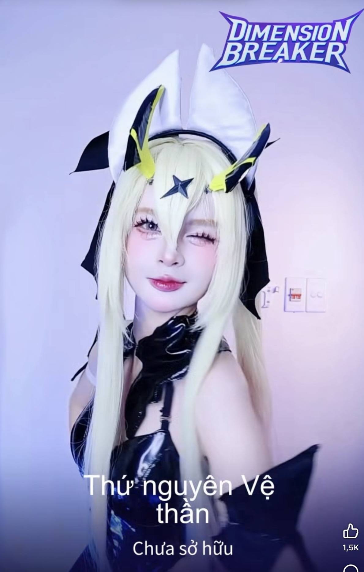 Mèo 2k4 cosplay full body shot