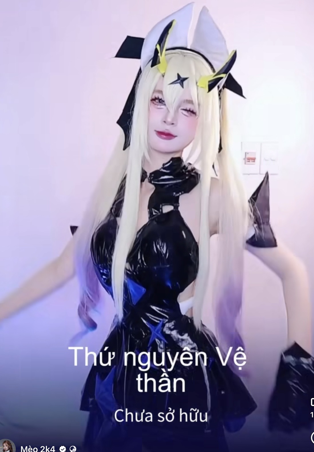 Mèo 2k4 cosplay close-up
