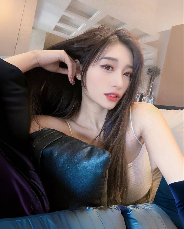 Hot Girl Kỳ Cẩm Nguyệt Claps Back at Plastic Surgery Rumors 5 Ky Cam Nguyet confident photo