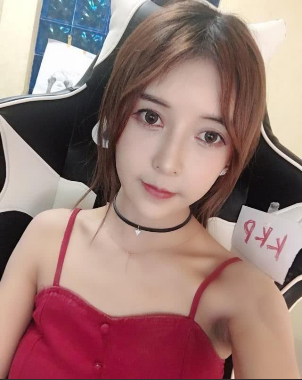 Streamer Sparks Drama After Finding Cockroach in Restaurant Meal 2 Streamer confronting restaurant staff