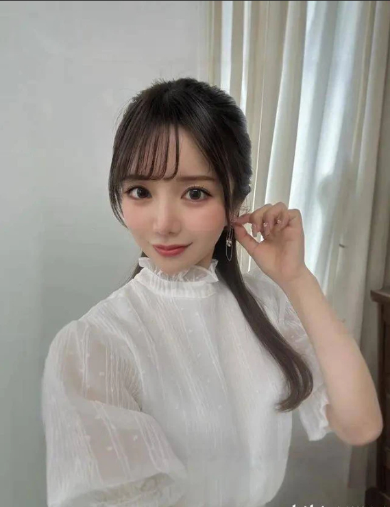 Everyday Moments of Japan’s Top Hot Girls Show a Different Side 10 screenshot12 143339 1776243553890 1776243554021725212150