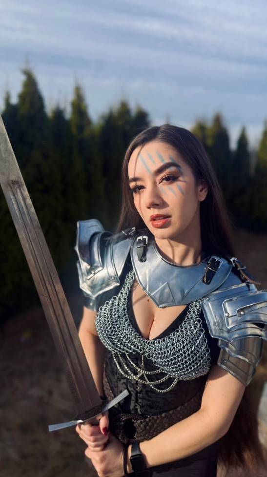 MissMikkaa cosplay dual swords