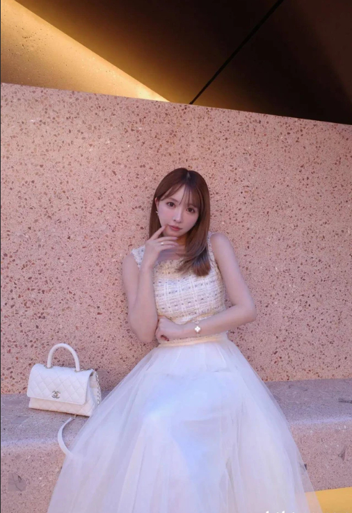 Everyday Moments of Japan’s Top Hot Girls Show a Different Side 1 screenshot3 143006 1776243515606 17762435161781055002813