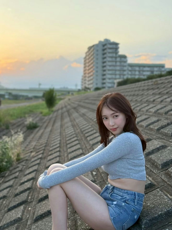 Suzuki Nozomi casual look