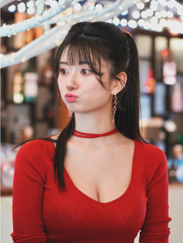 Seto Kanna confident pose in cosplay