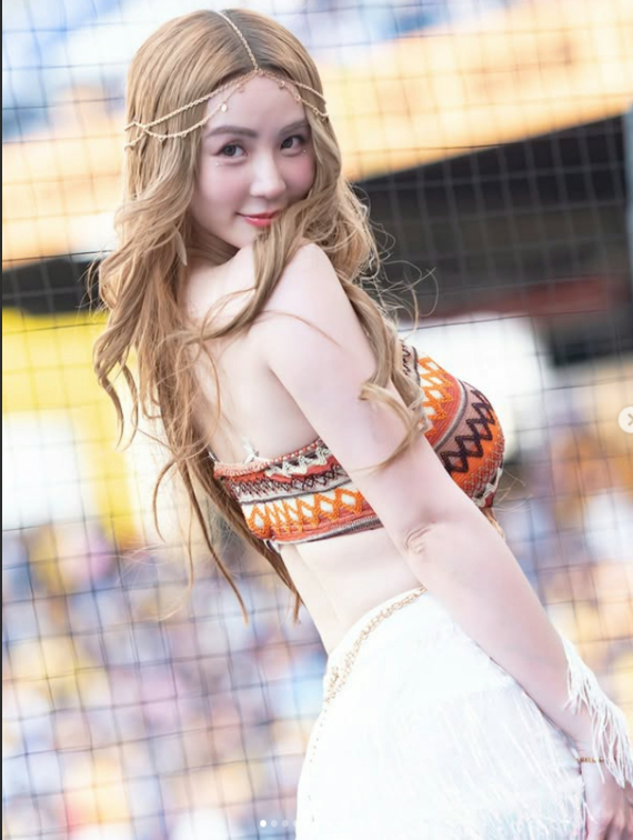 Hot Girl Doan Kim Opens Up About Being Single After 10 Blind Dates 5 Doan Kim with male friend