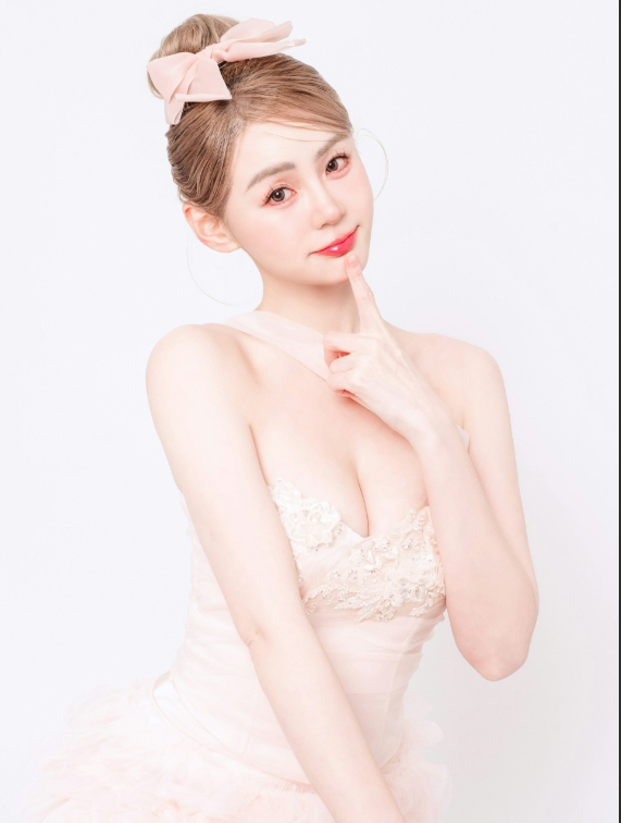 Hot Girl Doan Kim Opens Up About Being Single After 10 Blind Dates 6 Doan Kim smiling