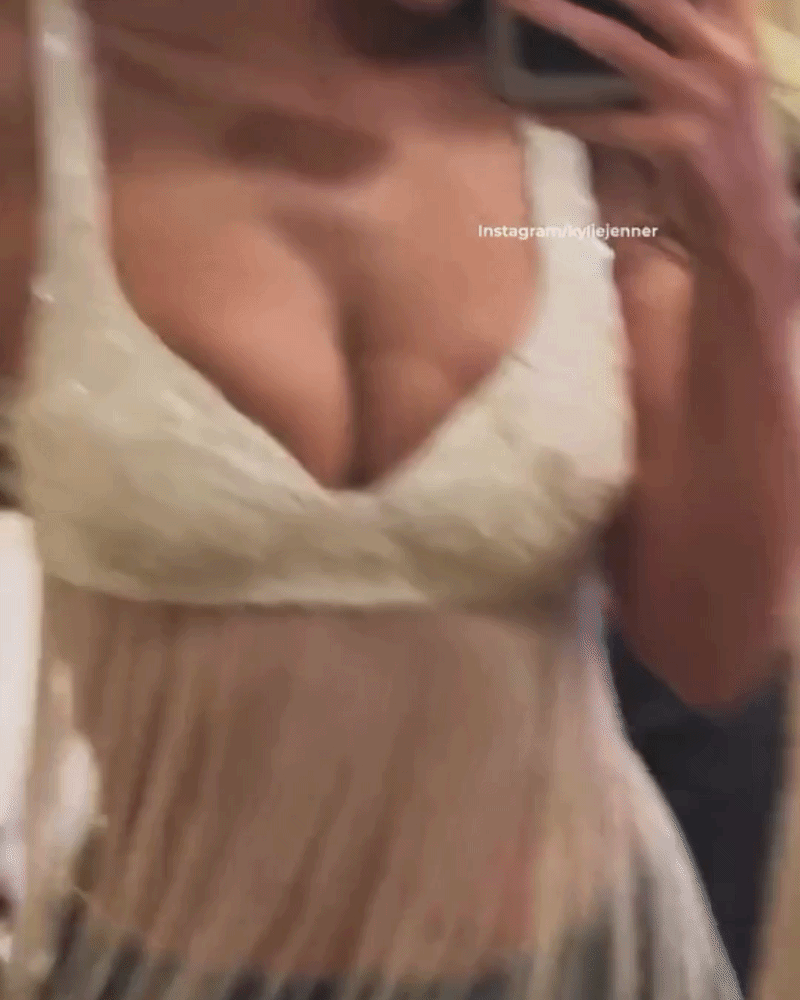 Did Kylie Jenner’s Breast Implant Rupture at Coachella? 5 While showing off her fringed top, Kylie reveals a strange bump on her chest.