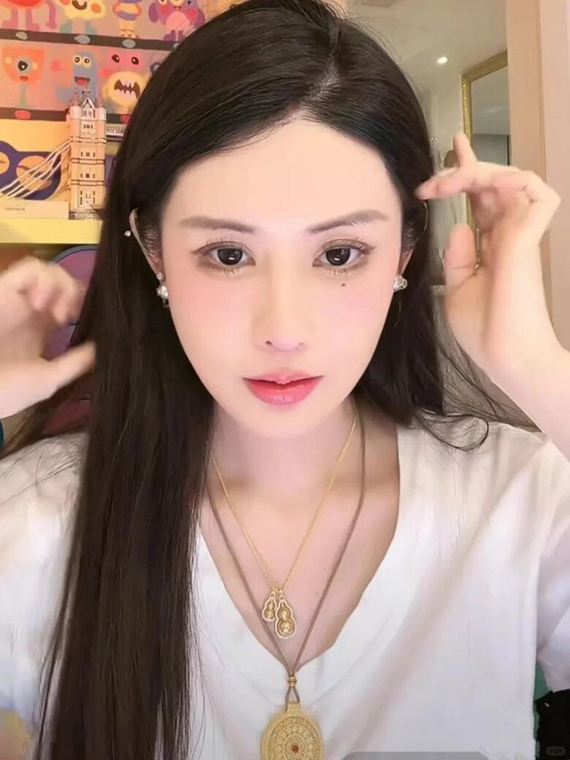 Vi Tuyết livestream