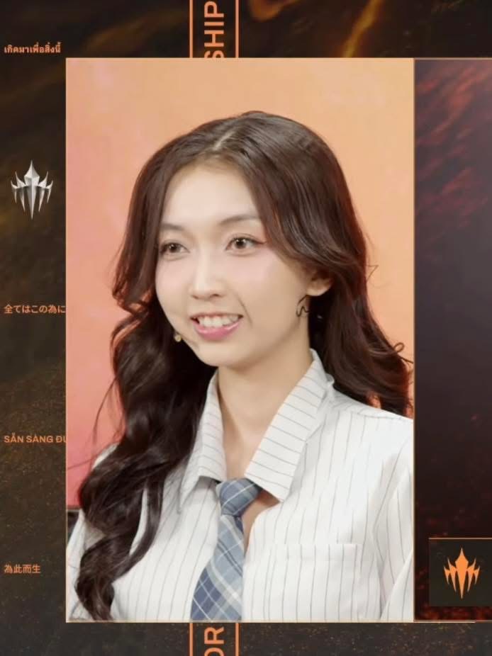 MC Hoài An smiling confidently