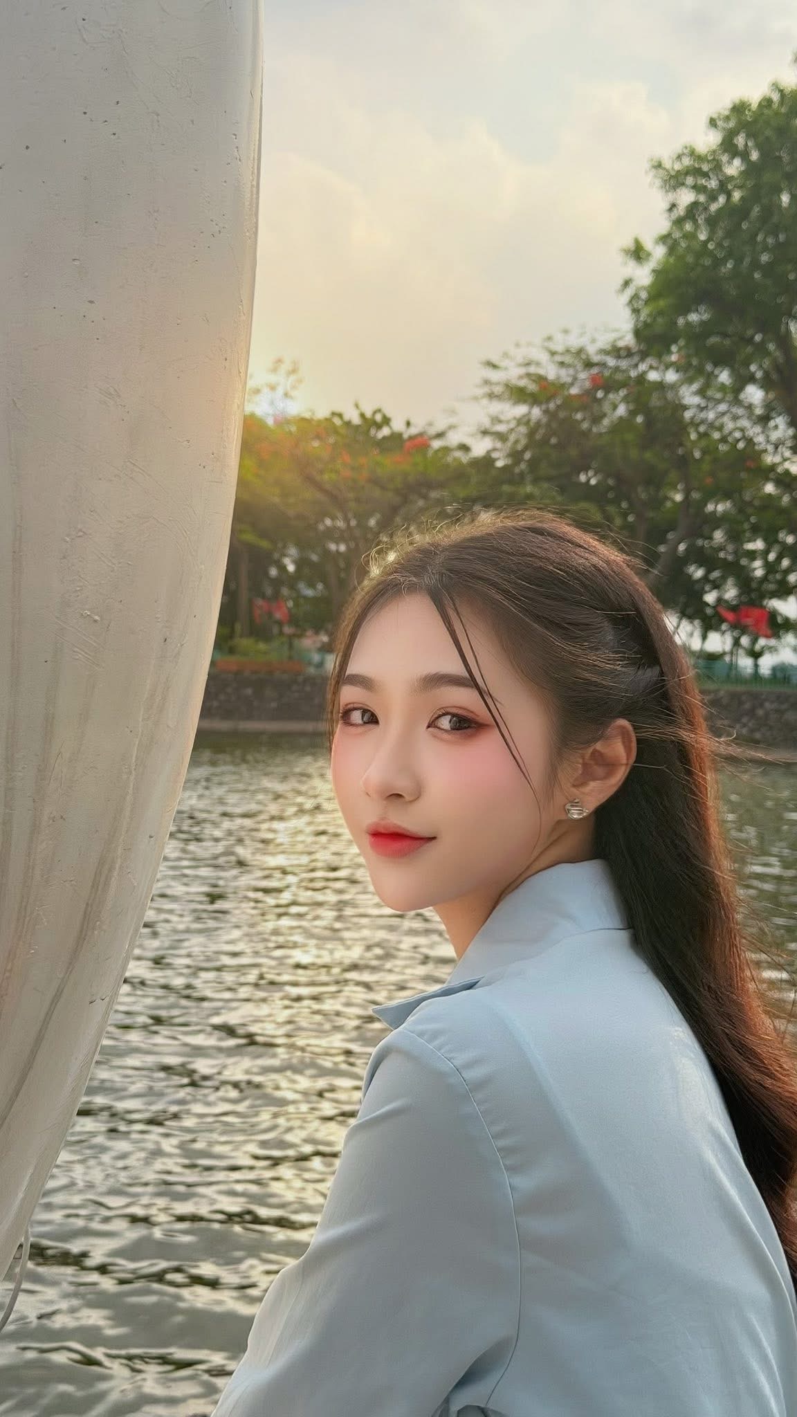 Hoàng Minh Châu gentle pose