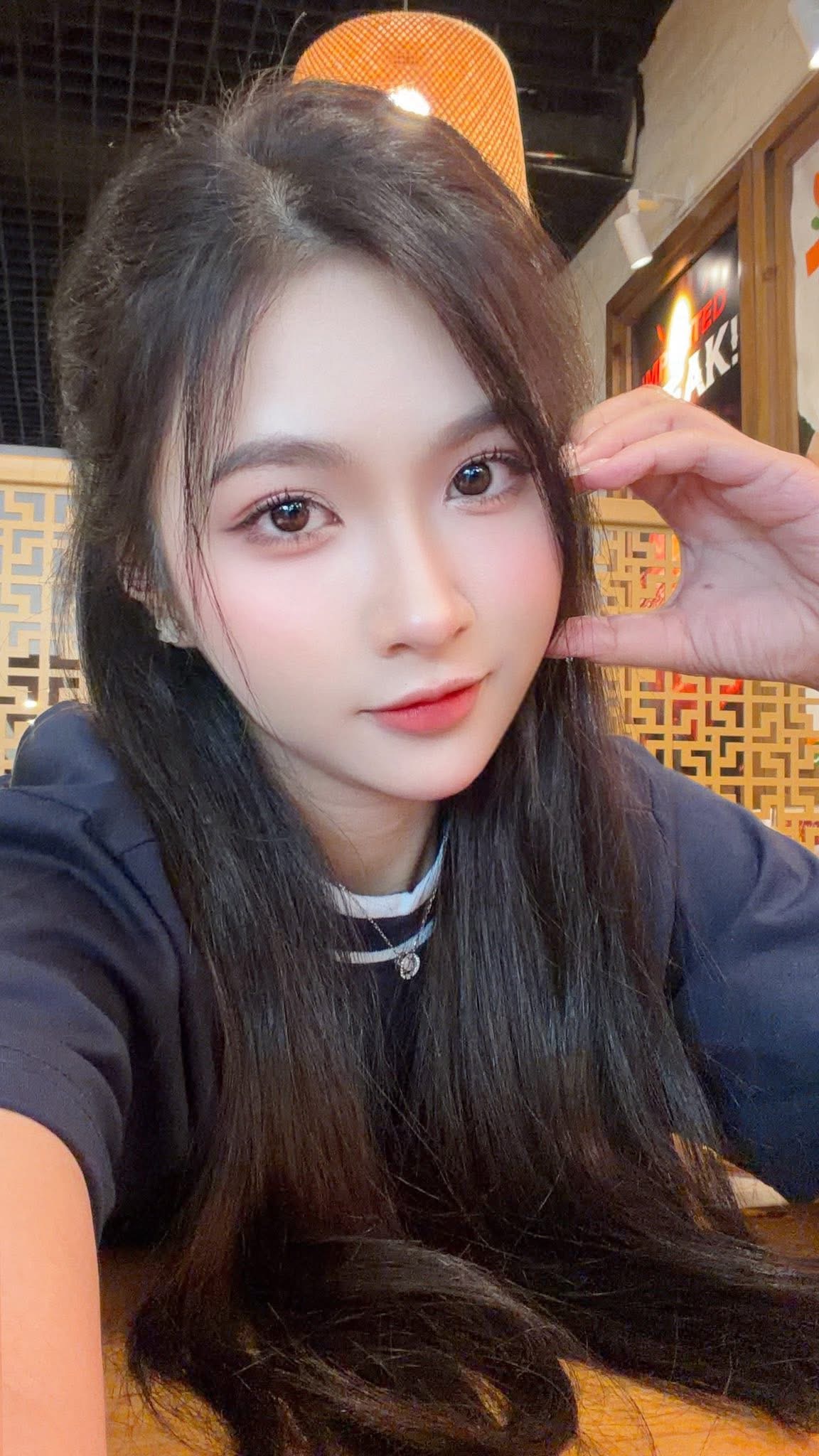 Hoàng Minh Châu wearing Chelsea jersey