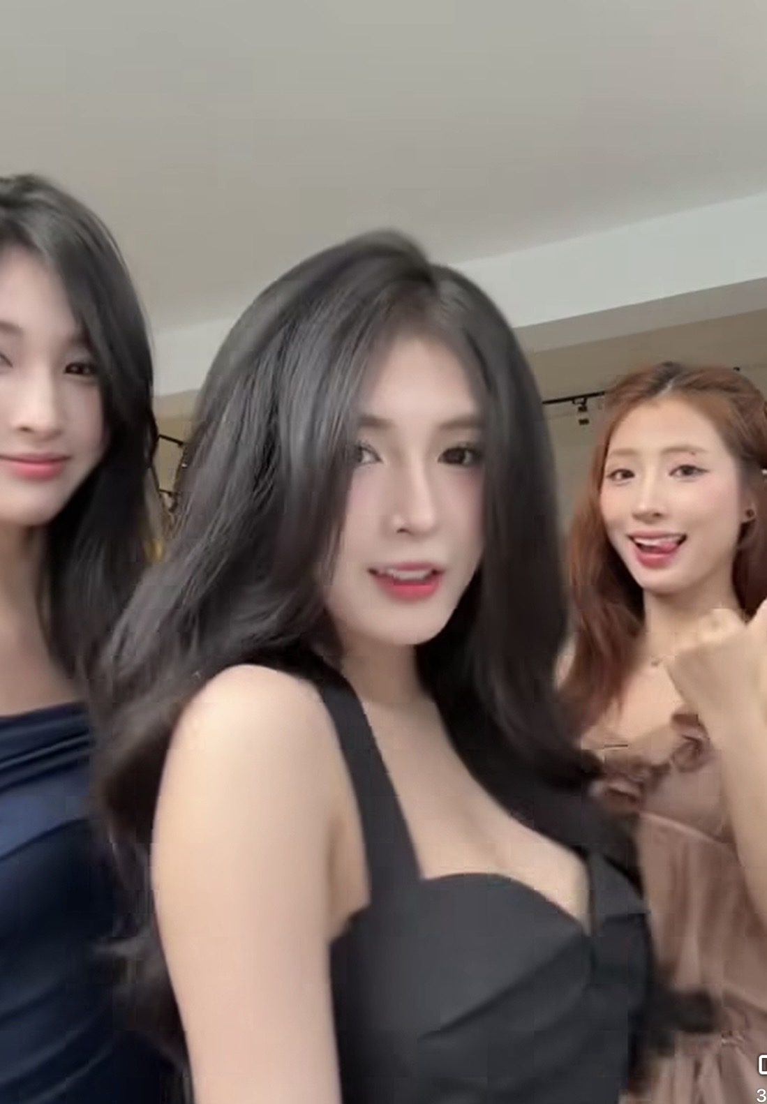 Quỳnh Alee smiling casually