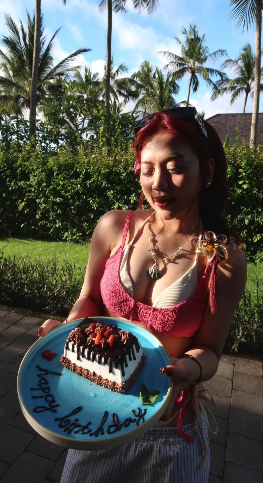 Bảo Hân Helia Stuns Fans with Sizzling Birthday Photos 2 Bảo Hân Helia sharp profile