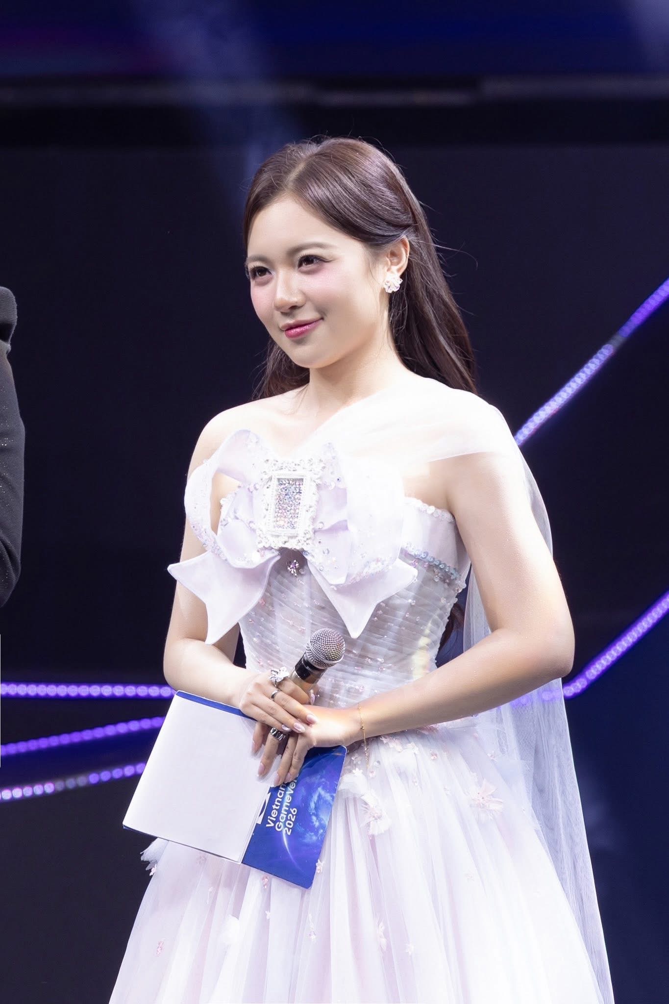 Vietnam GameVerse 2026 MCs Steal the Show with Stunning Looks 3 img7822 082254 1778379437132 1778379437334128892797