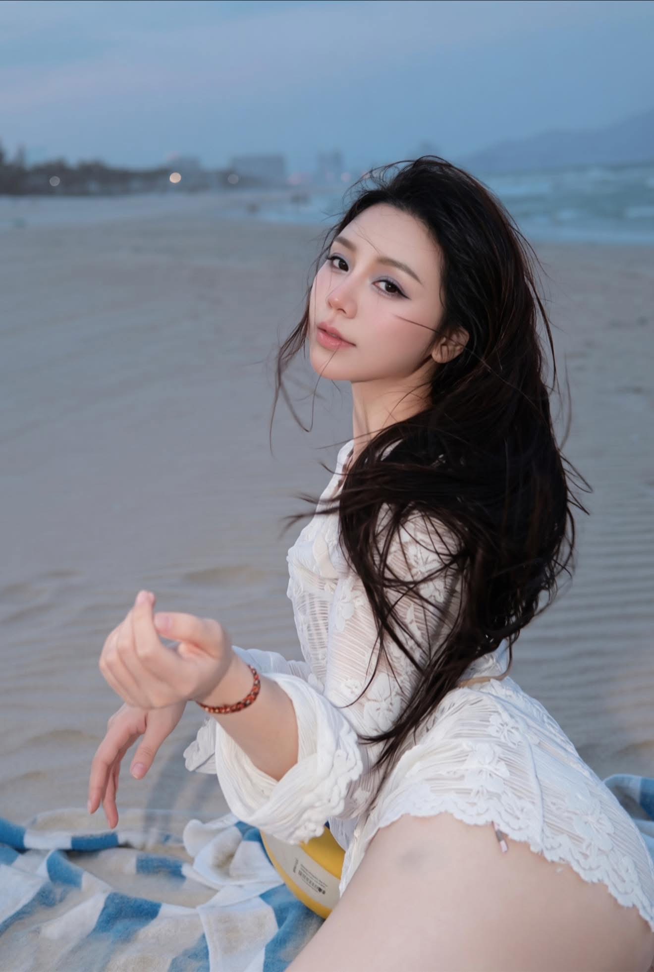 Quỳnh Kool’s natural makeup highlights her flawless skin